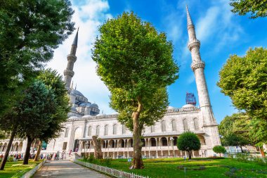 İstanbul, Türkiye - 18 Ağustos 2015: İstanbul 'daki Mavi Cami Parkı. Türkiye 'nin en popüler seyahat simgelerinden biri. Yazın mimari ve doğa manzarası. unesco dünya mirası fotoğrafçılığı