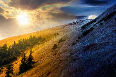Dağlardaki bakir kozalaklı orman. Gündüz ve gece zaman kavramını değiştirir. Dik yamaçlardaki güzel ladin ağaçları sonbahar ekinoksunda güneş ve ay ile birlikte. Alp manzarası. eşitlik ve kayma şablonu
