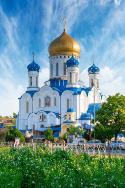 Uzhhorod, Ukrayna - 06 Temmuz 2012: Ukrayna Ortodoks Kilisesi. İsa, Cyril ve Methodius Meydanı 'ndaki Kurtarıcı Katedrali yaz sabahı. Şehir manzarasında Hıristiyan mimarisi