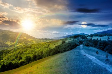 Yaz gündönümünde dağ manzarası. Gündüz ve gece. Güneş ve ay, yuvarlanan tepelerdeki çayırların üzerinde yürüyüş yapıyor. Alacakaranlıkta orman manzarası. Bulutlu astroloji duvar kağıdı