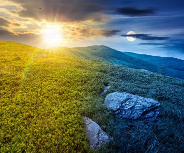Yaz gündönümünde dağ manzarası. Gündüz ve gece zaman kavramını değiştirir. Yeşil yamaçlardaki dağlık çayırlar ve güneşli ve aylı tepeler. İlham için uzak dağlık arazinin keşfi