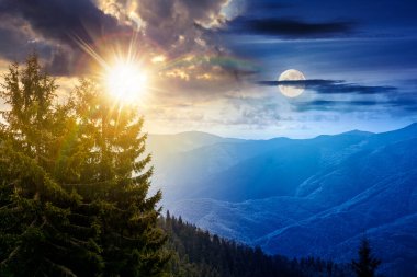 Dağlardaki bakir kozalaklı orman. Gündüz ve gece zaman kavramını değiştirir. Dik yamaçlardaki güzel ladin ağaçları sonbahar ekinoksunda güneş ve ay ile birlikte. Alp manzarası. eşitlik ve kayma şablonu
