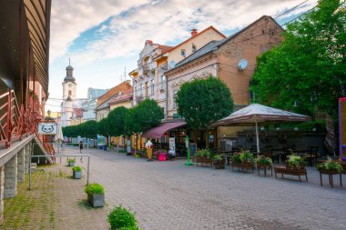 Uzhorod, Ukrayna - 11 Haziran 2017: Voloshyna Caddesi 'ndeki din simgesi. Aziz George Katolik Kilisesi 'nin dışından şehit George arka planda. Güneşli bir sabahta Uzhorod şehrinin resmi.