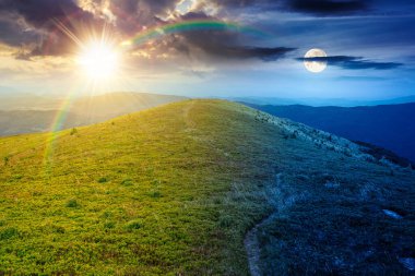 Alplerin yaz gündönümü manzarası. Gündüz ve gece. Dağ manzaralı yamaçlardaki çayırlarda güneş ve ay. Tepenin tepesinden dağlık arazi manzarası. Yeşil eğimli doğa arkaplanı