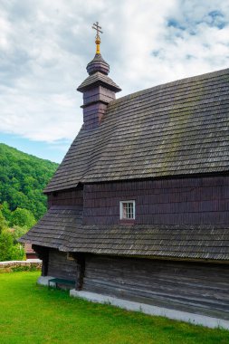 Benzerlik, transcarpathia, Ukrayna - 02 Haziran 2020: geleneksel ahşap kilise mimarisi. Benzerlik, transcarpathia, Ukrayna - 02 Haziran 2020: geleneksel ahşap kilise mimarisi. Yazın ağaçtan yapılmış eski bir binanın resmi.