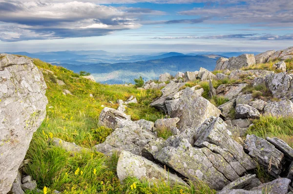 Énormes pierres dans la vallée au sommet de la chaîne de montagnes au lever du soleil — Photo