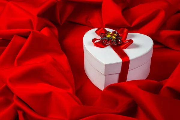 Cartão de amor com coração em um tecido vermelho — Fotografia de Stock