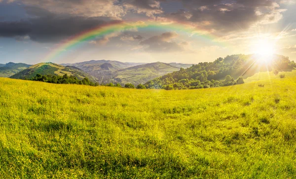 Campo agricolo in montagna al tramonto — Foto Stock