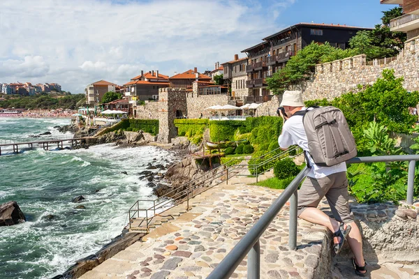 Photographe avec sac à dos tournage dans la vieille ville Sozopol près de la mer — Photo