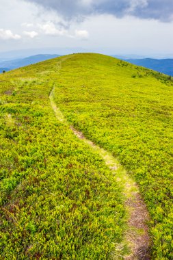 dağ yolu yokuş yukarı gökyüzüne