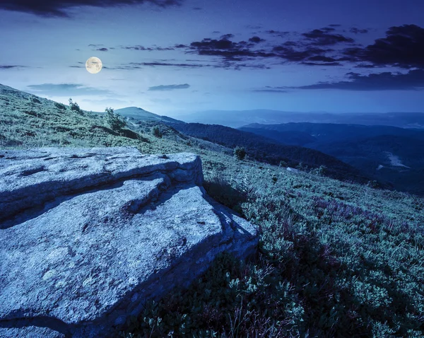 Pietre sulla cima della montagna di notte — Foto Stock