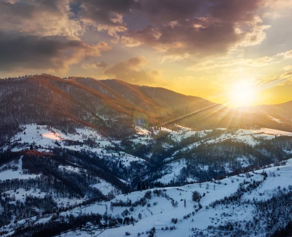 Pôr do sol de inverno vermelho na aldeia de montanhas — Fotografia de Stock