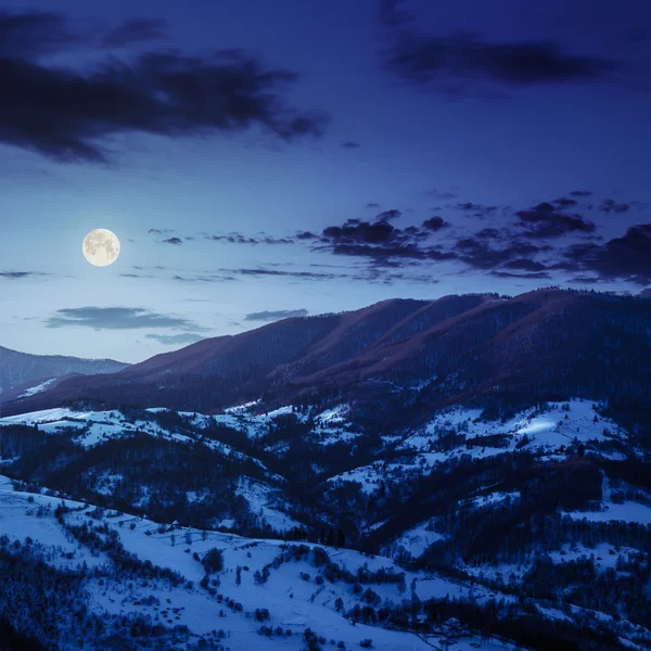 Blaue Winternacht im Bergdorf — Stockfoto