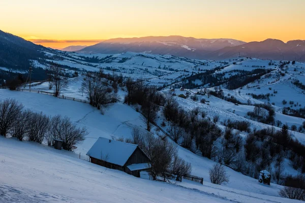 Ländlicher Raum in den Bergen bei Sonnenaufgang — Stockfoto