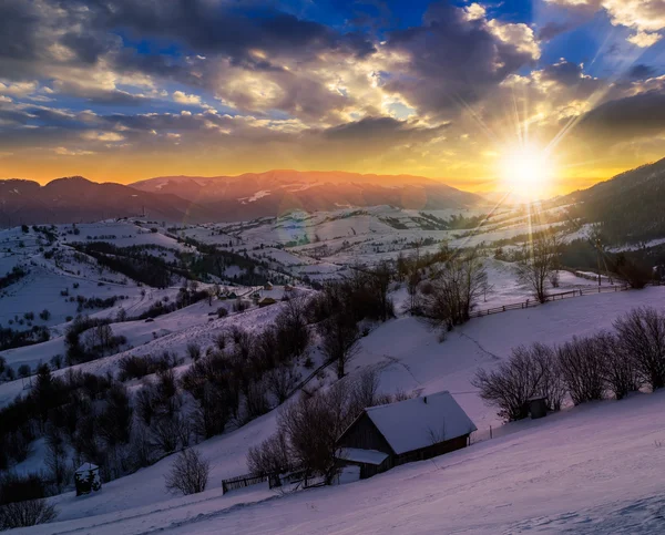 Zona rural en las montañas al atardecer — Foto de Stock