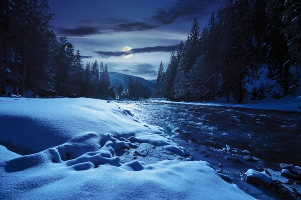 Bevroren rivier in bos bij nacht — Stockfoto