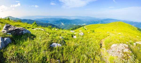 Sökvägen bland stenarna på bergets topp på sunrise — Stockfoto