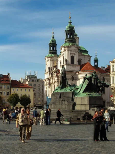Jan Hus Memorial před The kostel svatého Mikuláše v Praze — Stock fotografie