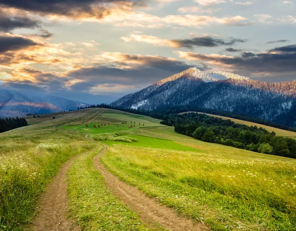 L'hiver dans les montagnes rencontre le printemps dans la vallée — Photo