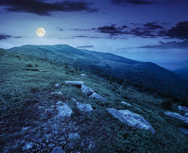 Stones in valley on top of mountain range at night — Stock Photo, Image