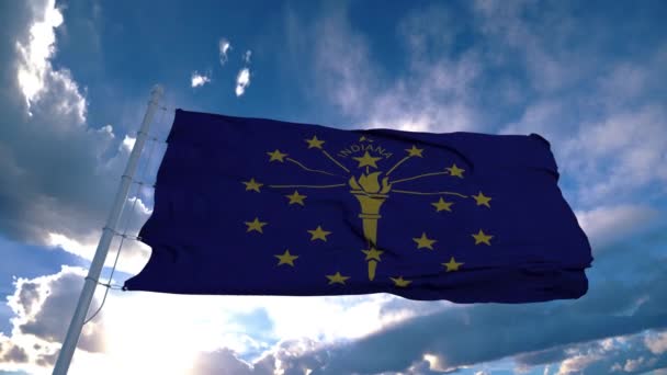 Bandera de Indiana en un asta de la bandera ondeando en el viento en el cielo. Estado de Indiana en Los Estados Unidos de América — Vídeos de Stock