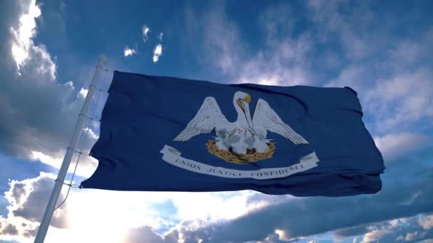 Σημαία Λουιζιάνα σε κοντάρι σημαίας που ανεμίζει στον ουρανό. Πολιτεία της Λουιζιάνα στις Ηνωμένες Πολιτείες της Αμερικής — Αρχείο Βίντεο