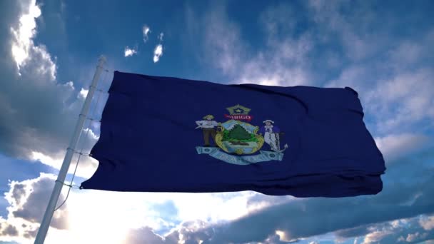 Drapeau du Maine sur un mât de drapeau agitant le vent dans le ciel. État du Maine aux États-Unis d'Amérique — Video