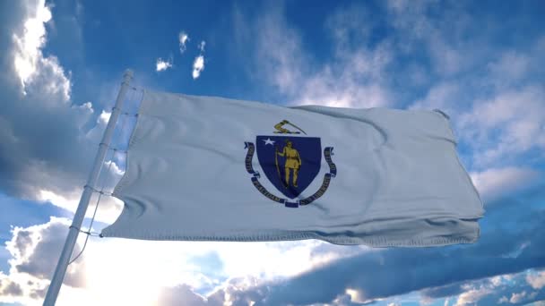 Bandera de Massachusetts en un asta de la bandera ondeando en el viento en el cielo. Estado de Massachusetts en Los Estados Unidos de América — Vídeos de Stock