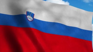 Rüzgarda dalgalanan Slovenya bayrağı, mavi gökyüzü arka planı. 4K