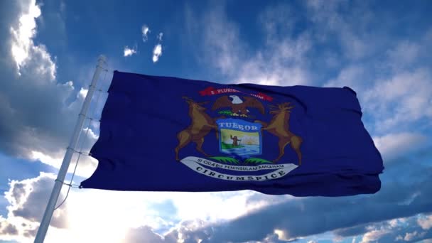 Michigan vlag op een vlaggenmast zwaaiend in de wind in de lucht. Staat Michigan in de Verenigde Staten van Amerika — Stockvideo