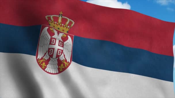 Servië vlag wapperend in de wind, blauwe lucht achtergrond. 4K — Stockvideo