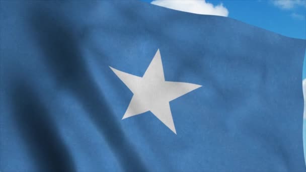 Bandera de Somalia ondeando en el viento, fondo azul del cielo. 4K — Vídeos de Stock