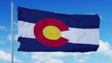 Colorado rüzgarda sallanıyor, mavi gökyüzü arka planı. 4K