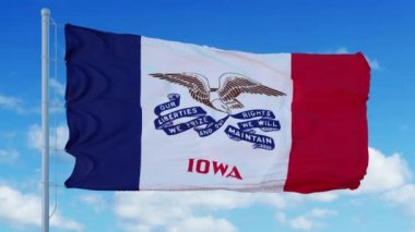 Iowa bayrağı rüzgarda dalgalanan bayrak direğinde, mavi gökyüzü arka planında. 4K