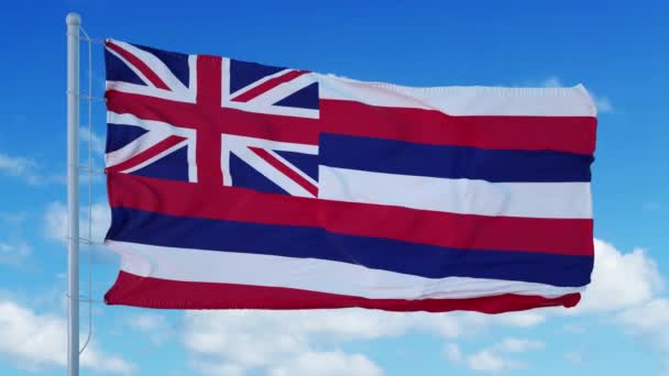Bandeira havaiana em um mastro acenando ao vento, fundo azul do céu. 4K — Vídeo de Stock