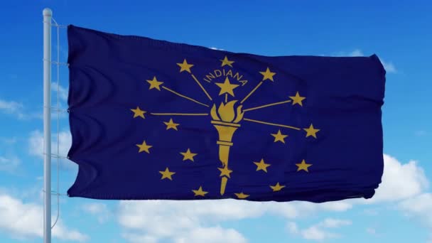 Bandera de Indiana en un asta de la bandera ondeando en el viento, fondo azul del cielo. 4K — Vídeos de Stock