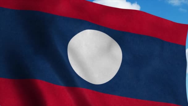 Bandera de Laos ondeando en el viento, fondo azul del cielo. 4K — Vídeo de stock
