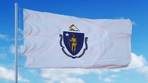 Bandera de Massachusetts en un asta de la bandera ondeando en el viento, fondo azul del cielo. 4K — Vídeos de Stock