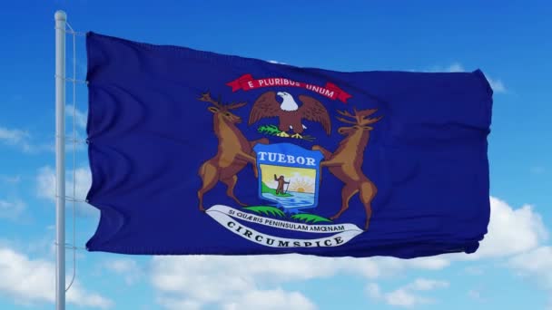 Bandera de Michigan en un asta de la bandera ondeando en el viento, fondo azul del cielo. 4K — Vídeo de stock