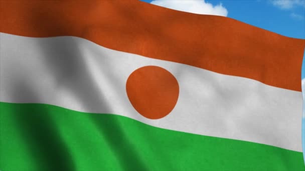 Bandera de Níger en un asta de la bandera ondeando en el viento, fondo azul del cielo. 4K — Vídeos de Stock