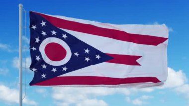 Rüzgarda dalgalanan bayrak direğinde Ohio bayrağı, mavi gökyüzü arka planı. 4K