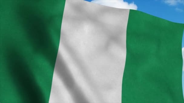 Bandeira da Nigéria em um mastro de bandeira acenando ao vento, fundo azul do céu. 4K — Vídeo de Stock