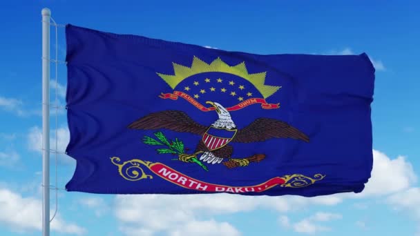 Norddakota flagga på en flaggstång vinka i vinden, blå himmel bakgrund. 4K — Stockvideo