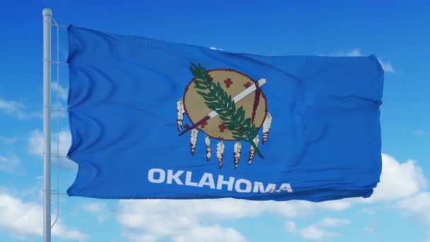 Drapeau de l'Oklahoma sur un mât de drapeau agitant dans le vent, fond bleu ciel. 4K — Video