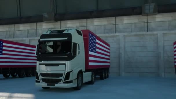 Yarı karavan kamyonları ABD bayrağı taşıyan ambar ambarlarında yükleniyor ya da boşaltılıyor. 24 saatlik zaman aşımı. Amerikan lojistik konsepti — Stok video