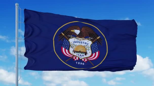 Bandera de Utah en un asta de la bandera ondeando en el viento, fondo azul del cielo. 4K — Vídeo de stock