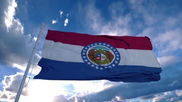 Flaga Missouri na maszcie flagowym machająca na wietrze, niebieskie tło nieba. 4K — Wideo stockowe
