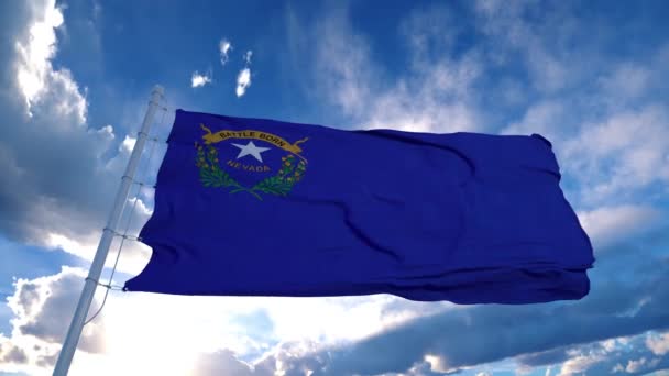 Bandera de Nevada en un asta de la bandera ondeando en el viento, fondo azul del cielo. 4K — Vídeos de Stock