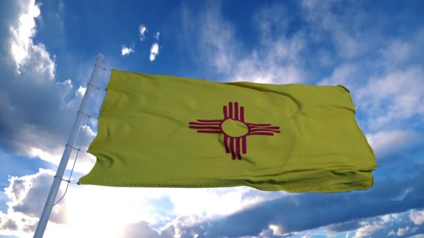 Bandeira do Novo México em um mastro acenando ao vento, fundo azul do céu. 4K — Vídeo de Stock
