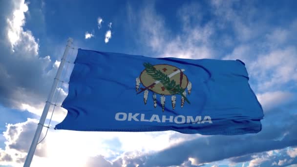 Drapeau de l'Oklahoma sur un mât de drapeau agitant dans le vent, fond bleu ciel. 4K — Video